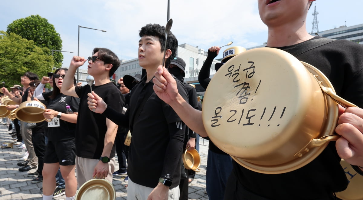 전국공무원노동조합 2030청년위원회 회원들이 지난 6일 서울 용산구 대통령실 앞에서 열린 '임금 수당 현실화 2024년 청년공무원 100인 기자회견'에서 구호를 외치고 있다. 뉴스1