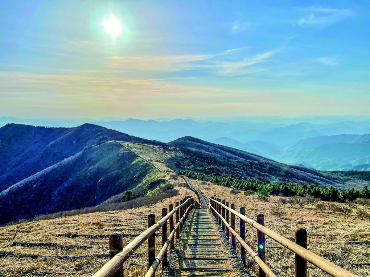 영주 소백산 정상. 길게 뻗은 능선에 감탄이 절로 나오는 풍경이다. 