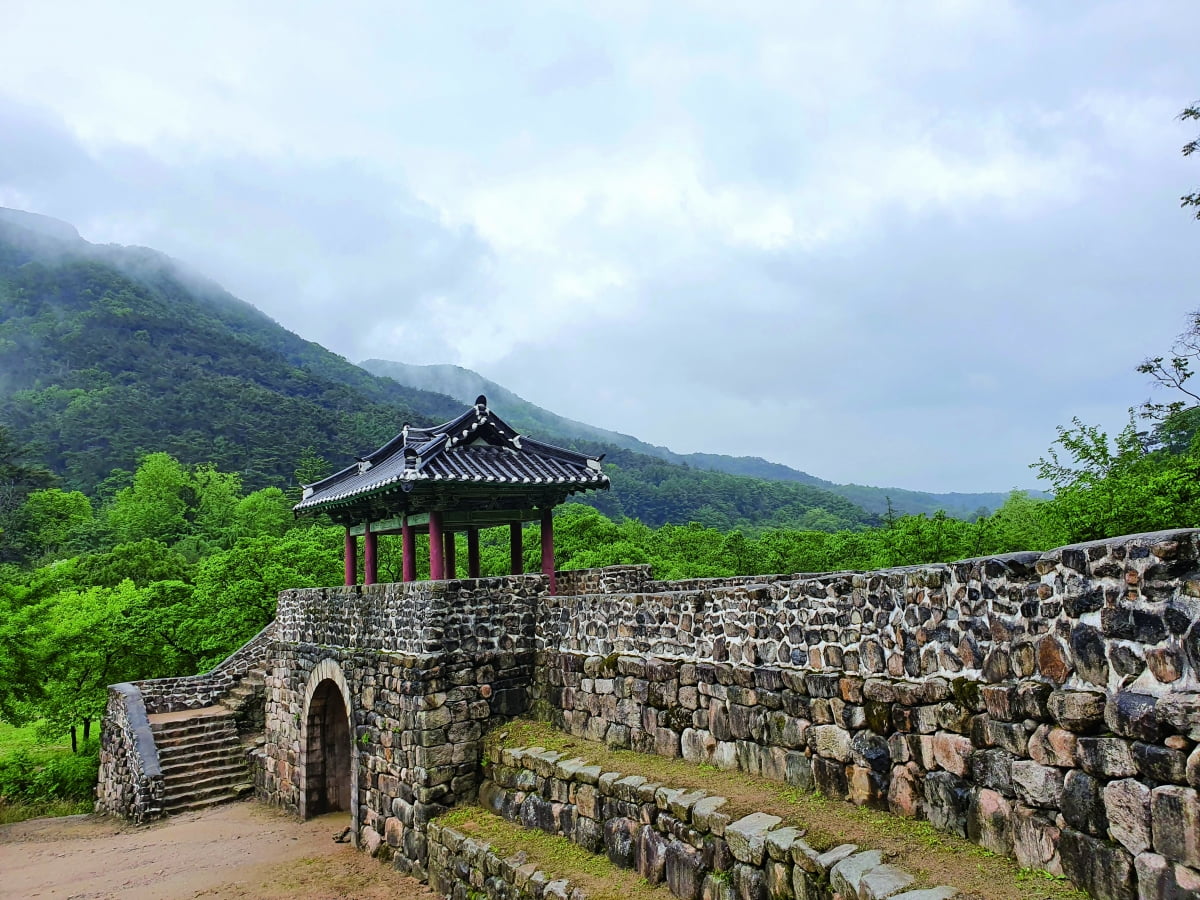 문경새재. 선비들이 시험 보러 가던 길로 잘 알려져 있다. 