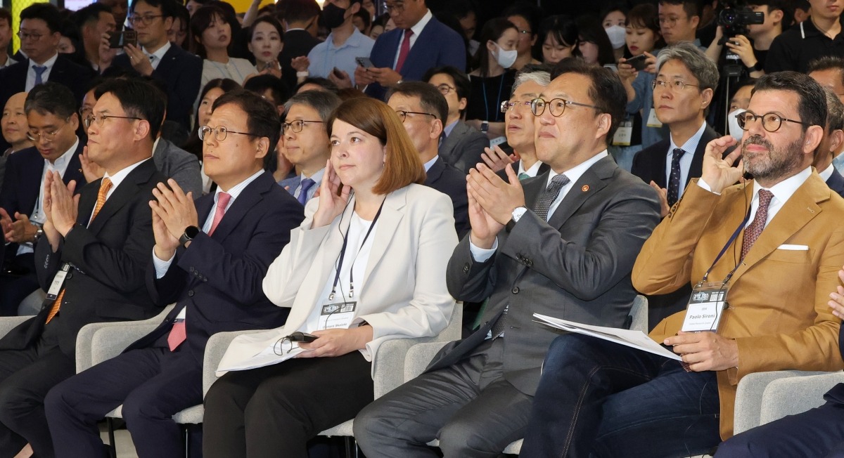 김병환 금융위원장(앞줄 오른쪽 두 번째)과 긴타레 스카이스테 리투아니아 재무부 장관(세 번째) 등 주요 참석자들이 27일 서울 동대문디자인플라자(DDP)에서 무료 슬롯 사이트 '코리아 핀테크 위크 2024'에 참석해 박수를 치고 있다.