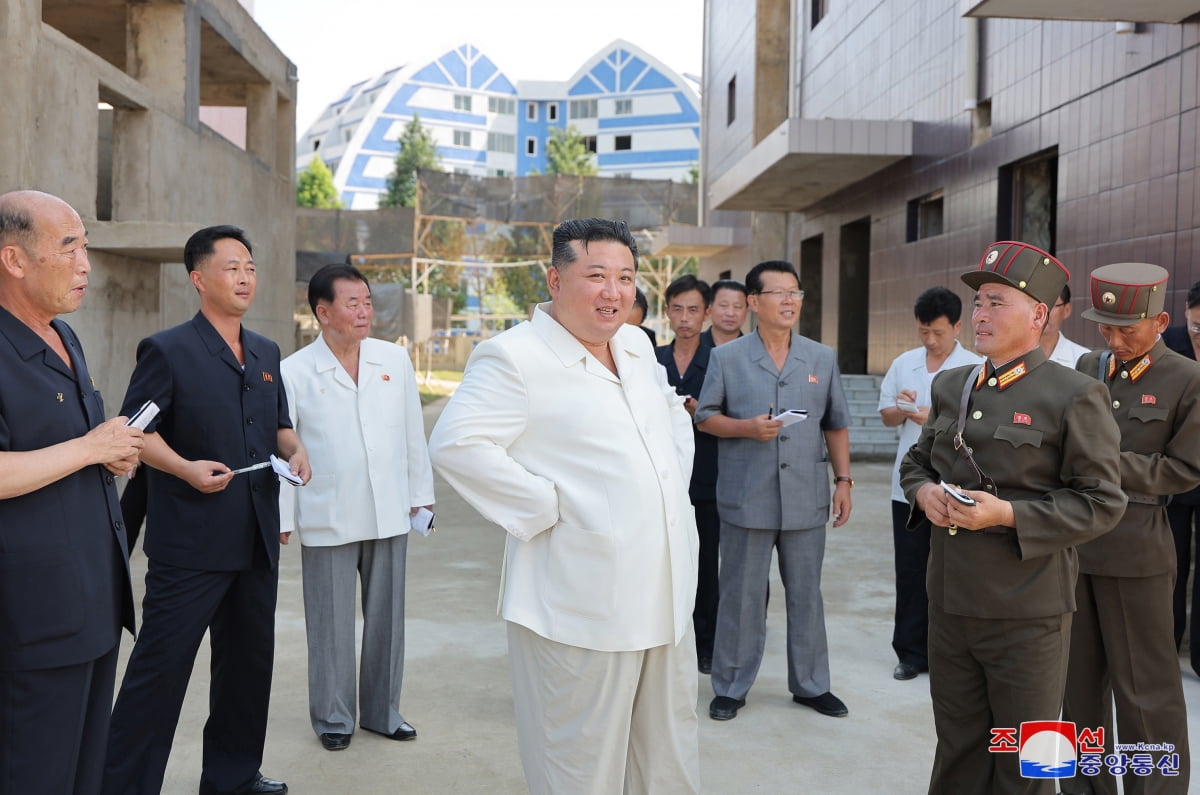 김정은 북한 국무위원장이 지난 24일과 25일 지방공업공장 건설장들을 시찰했다고 조선중앙통신이 26일 보도했다. 연합뉴스