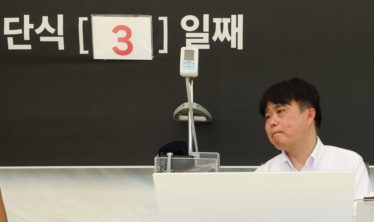 간호법 제정안이 국회를 통과한 28일 오후 서울 용산구 대한의사협회에서 임현택 의협 회장이 3일째 단식을 이어가고 있다. /사진=연합뉴스