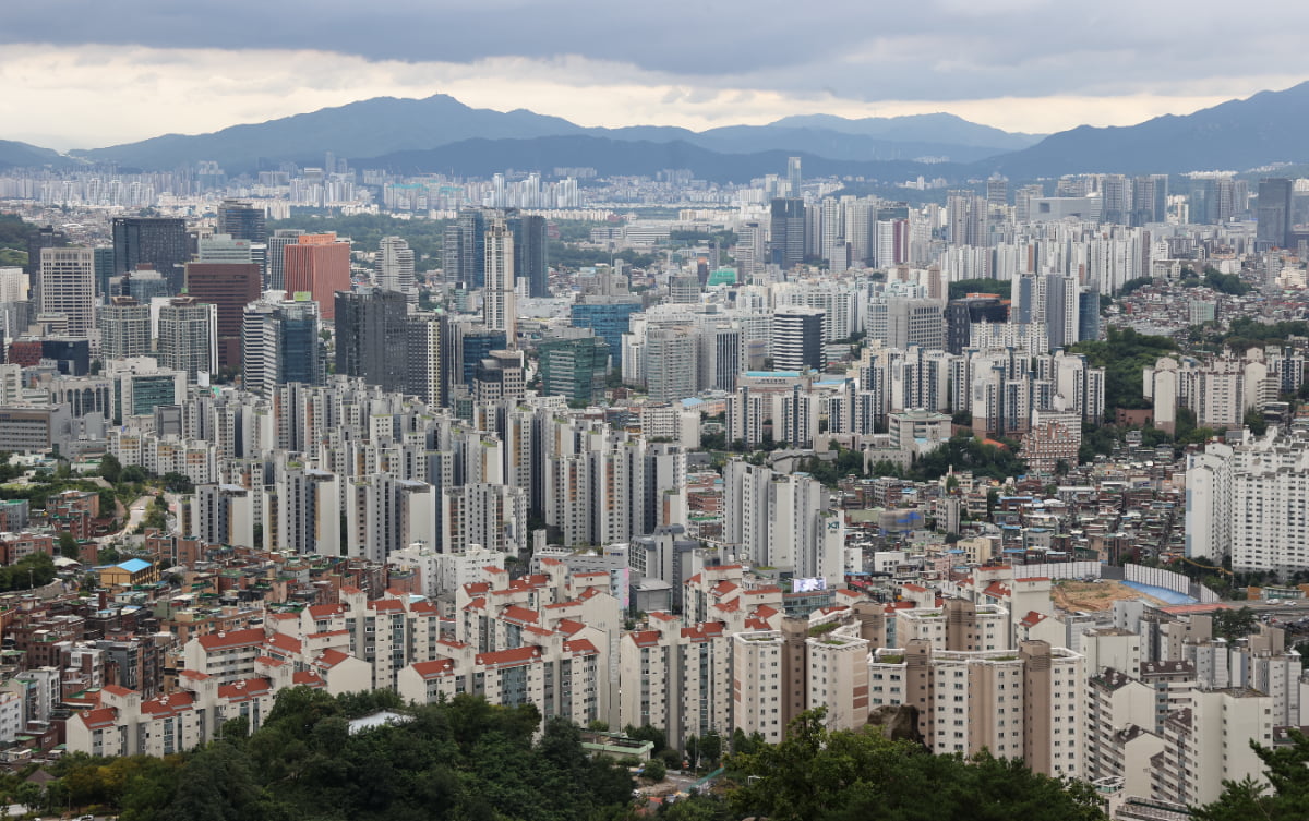 서울 인왕산에서 바라본 서울 시내 아파트와 주택가 모습. 연합