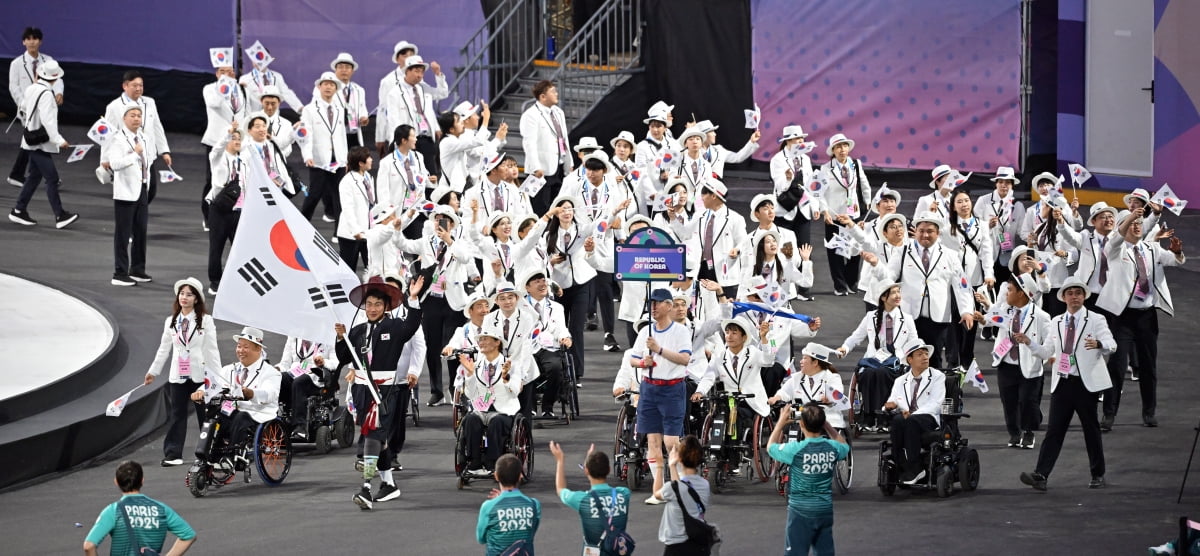 28일(현지시간) 프랑스 파리 콩코드 광장에서 열린 2024 파리 패럴림픽 개막식에서 기수 최용범(카누)을 선두로 대한민국 선수단이 입장하고 있다. /사진=연합뉴스