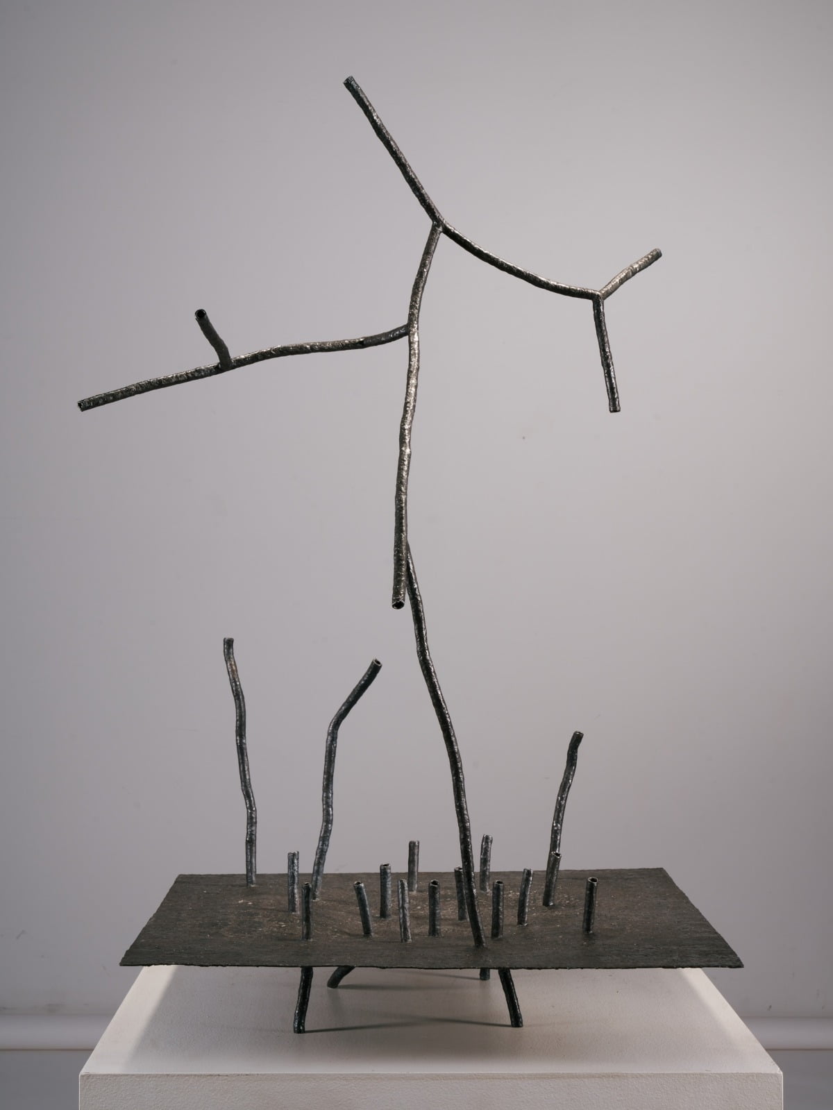 존 배, The Vigil, 1986, 철, 109 x 68 x 66 cm. 갤러리현대 제공 