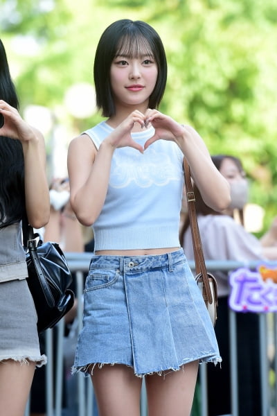  라잇썸 유정, '깜찍함 뽐내며 하트~'