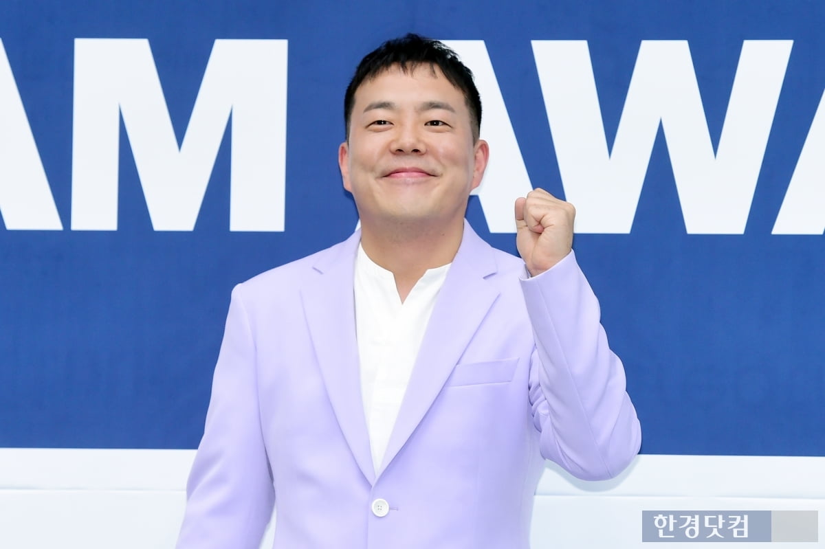 [포토] 김민기, '블루카펫 MC 맡았어요~'