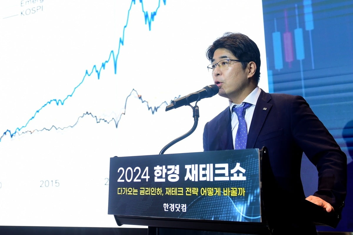 한국경제신문 온라인 미디어 에볼루션 카지노 사이트닷컴이 주최하는 '2024 한경 재테크쇼'가 30일 '다가오는 금리인하, 재테크 전략 어떻게 바꿀까'를 주제로 서울 여의도 글래드호텔에서 열렸다. 박희찬 미래에셋증권 리서치센터장이 '하반기 주식 핵심 테마'를 주제로 강연하고 있다./사진=변성현 한경닷컴 기자 