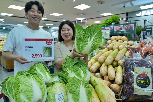 롯데마트, 정부비축 물가안정 상생 배추 판매