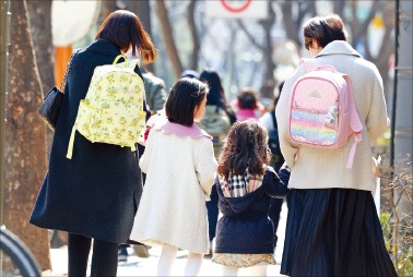 카지노 꽁머니 '이모님' 100명 오늘 입국…9월 현장 투입