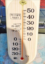 폭염으로 사상 첫 프로야구 경기가 취소된 울산 문수구장의 온도계가 50도를 가리키고 있다. /연합뉴스 