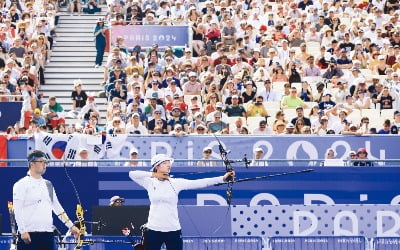 적수는 없다…3세트 내리 따낸 김우진·임시현, 2관왕 명중