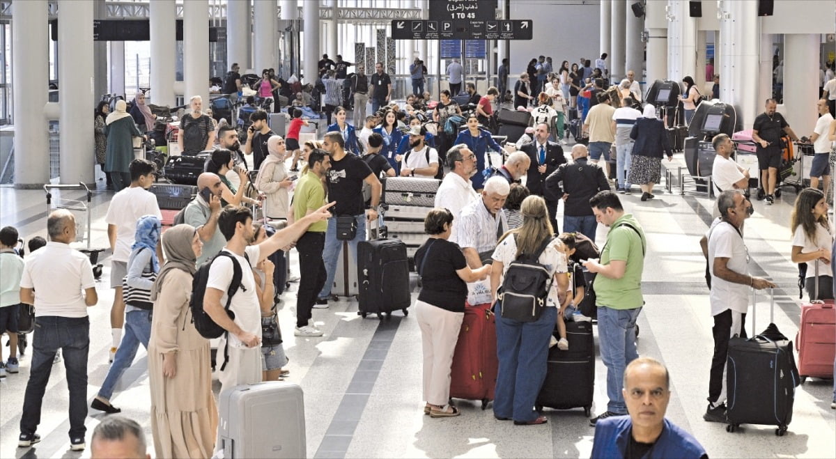 [포토] 美·英 등 자국민 철수령…붐비는 레바논 베이루트 공항 