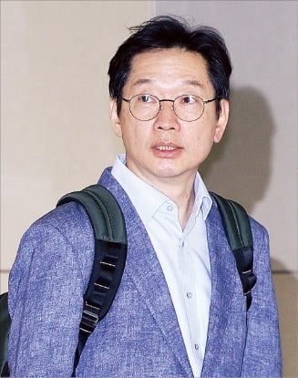 영국 유학 중이던 카지노 게임 전 경남지사가 지난 5월 인천국제공항을 통해 귀국하고 있다.  /뉴스1 