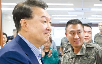 "軍과 함께 해야 진짜 휴가"…마지막 날 계룡대 간 尹