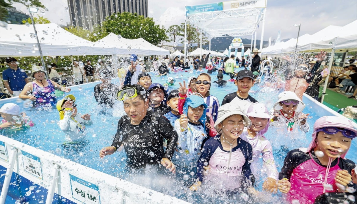 < 폭염 한창인데…광화문 물놀이장 벌써 끝 > 전국 대부분 지역에 폭염특보가 내려진 11일 서울 광화문광장에 마련된 ‘2024 서울썸머비치’를 찾은 어린이들이 물장구를 치며 즐거워하고 있다. 서울시와 서울관광재단이 지난달 26일 무료로 문을 연 공공수영장인 서울썸머비치는 이날 운영을 종료했다.   임형택 기자 