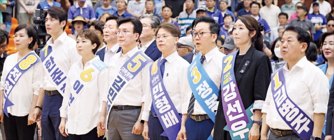 11일 대전 서구 배재대에서 열린 더불어민주당 대전·세종 합동연설회에서 최고위원 우리 카지노자들이 애국가를 제창하고 있다. 왼쪽부터 전현희·한준호·이언주·김민석·민형배·정봉주·강선우·김병주 우리 카지노.   연합뉴스 