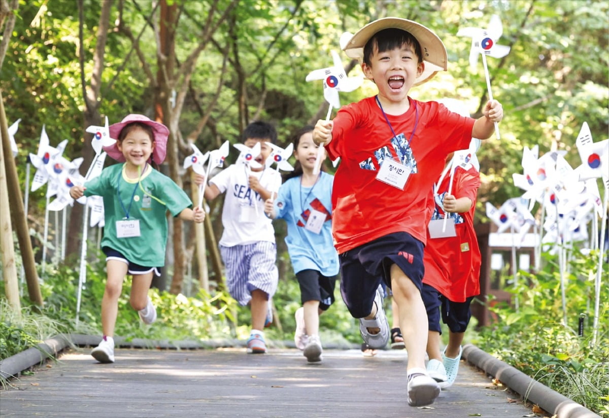 [포토] 광복 79주년…태극꽃길 뛰어노는 아이들