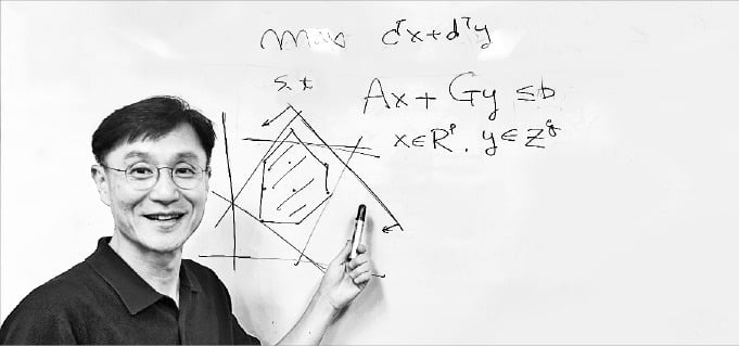 이경식 서울대 교수가 산업 난제 최적화 과정을 수리과학적으로 설명하고 있다.  /이해성 기자 