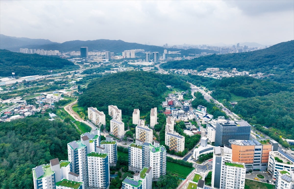 기획재정부와 국토교통부, 서울시 등은 지난 8일 정부서울청사에서 부동산관계장관회의를 열어 ‘국민 주거 안정을 위한 주택 공급 확대 방안’을 발표했다. 정부는 입주 물량 감소 등의 영향으로 치솟는 수도권 집값을 잡기 위해 서울과 인접 지역 그린벨트(개발제한구역)를 풀어 8만 가구 규모의 신규 택지를 발굴하는 내용을 대책에 담았다. 서울 서초구 내곡동 내곡공공주택지구 인근 그린벨트 모습. /이솔 기자 