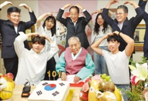 한덕수 총리, 101세 광복군 생일축하