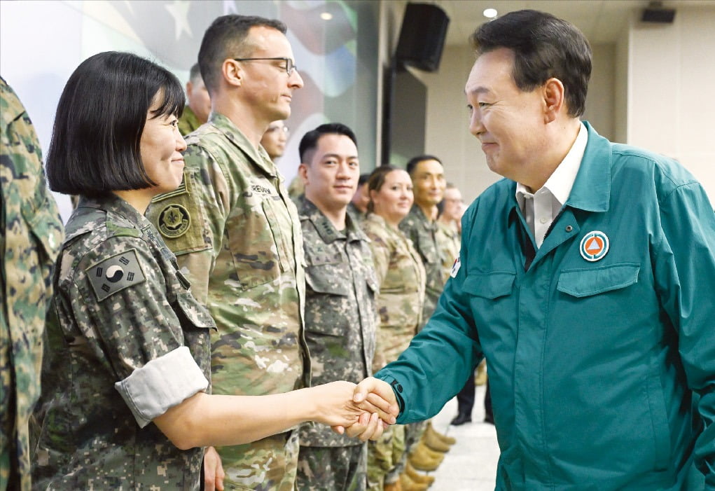 윤석열 대통령이 21일 경기 용인 육군 지상작전사령부를 방문해 ‘한·미 을지 자유의 방패(UFS·을지프리덤실드)’ 훈련에 참가 중인 장병들과 악수하고 있다. 현직 대통령이 지상작전사령부를 방문한 것은 2019년 부대 창설 이후 처음이다.   /대통령실 제공 