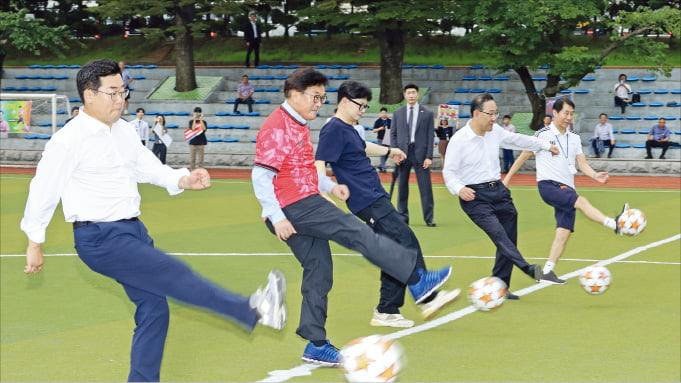 < 평행선 달리던 여야…모처럼 나란히 서서 슛 > 여야 국회의원 축구대회가 26일 국회 운동장에서 열렸다. 박찬대 더불어민주당 원내대표(왼쪽부터)와 우원식 국회의장, 한동훈 국민의힘 대표, 주호영·이학영 국회부의장 등이 시축하고 있다.  강은구 기자 