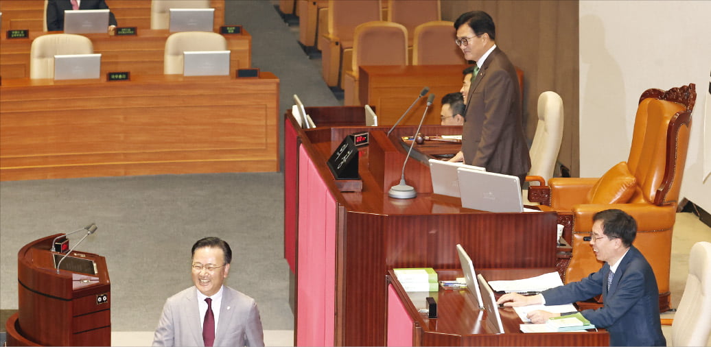 < 오랜만에 웃음꽃 핀 본회의장 > 28일 오후 국회 본회의에서 법제사법위원회 여당 간사인 유상범 국민의힘 의원이 ‘구하라법’(민법 개정안)의 제안 설명을 하기 위해 발언대에 섰다가 “인사하는 걸 못 봤다”는 우원식 국회의장의 말에 다시 인사하겠다며 발언대에서 내려오고 있다.  /연합뉴스 