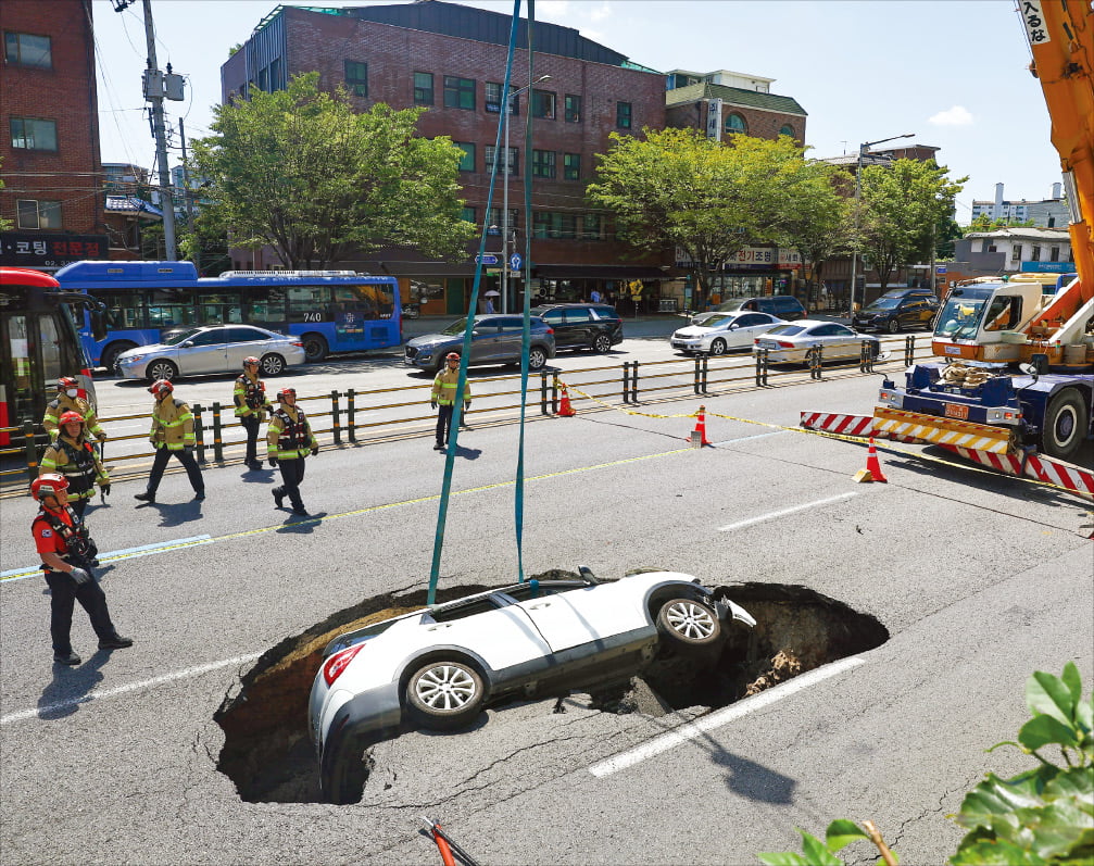 [포토] 車 지나다 통째로 ‘푹’…서울 연희동에 ‘싱크홀’ 