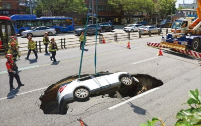 [포토] 車 지나다 통째로 ‘푹’…서울 연희동에 ‘싱크홀’