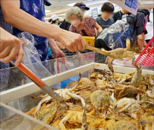 롯데바카라 게임 사이트 잠실점에서 소비자들이 꽃게를 고르고 있다.   롯데바카라 게임 사이트 제공 