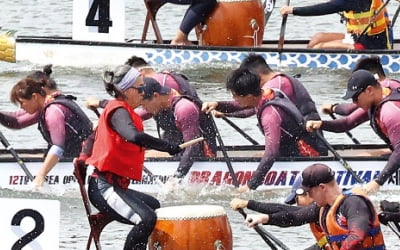 [포토] ‘둥둥~’ 북소리 맞춰 물살 가르는 드래곤보트