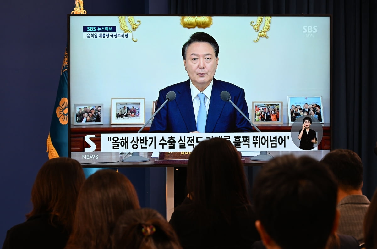 서울 용산 대통령실 브리핑룸에서 윤석열 대통령의 집무실 국정브리핑이 생중계 되고 있다.  사진=대통령실사진기자단 