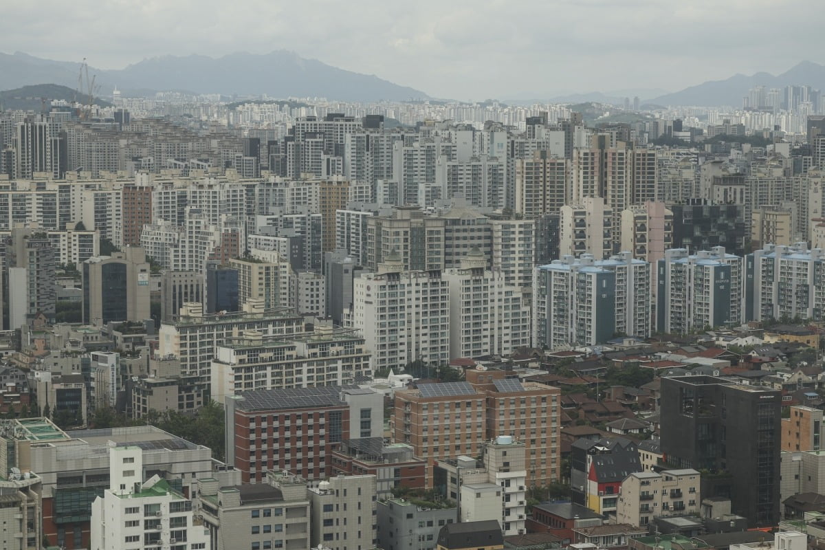 다시 치솟는 집값을 잡기 위해 정부가 종합 부동산 대책을 발표할 예정이다. 서울 서초구 일대 아파트 모습.  사진=한국경제신문