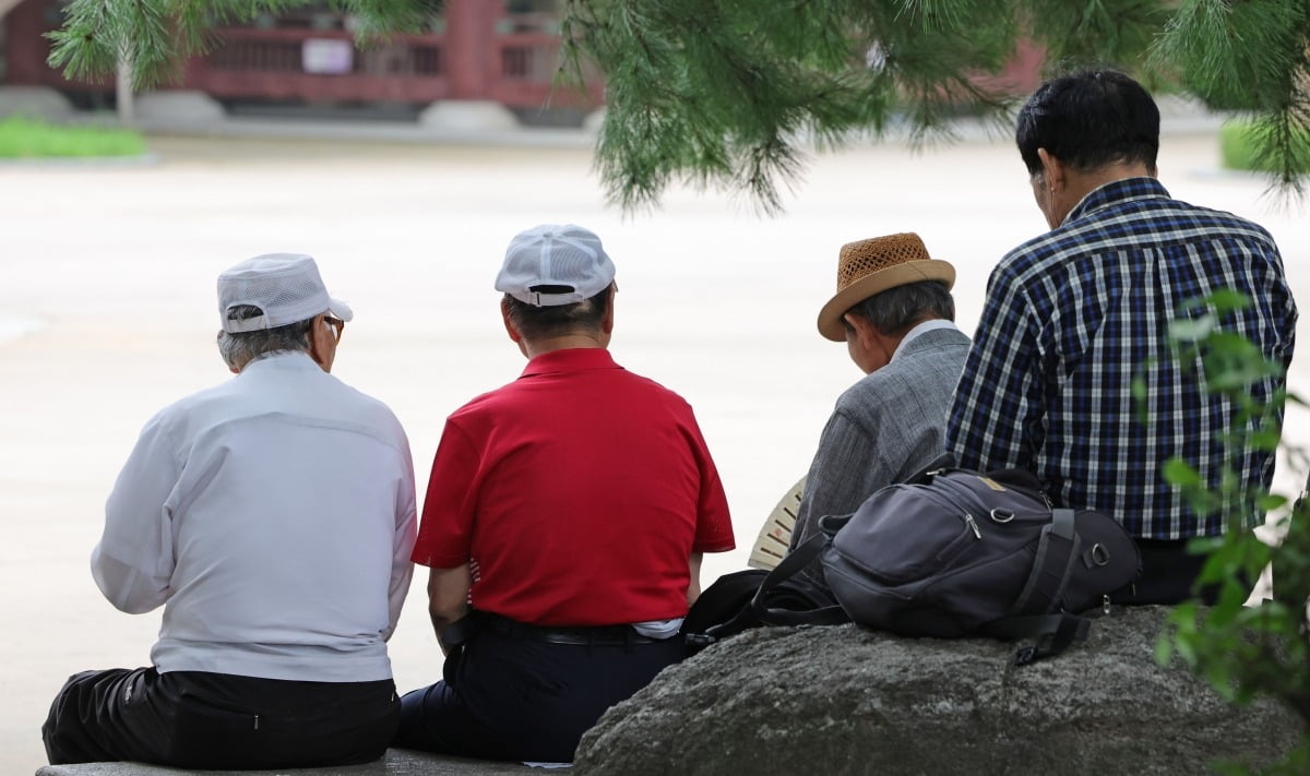 서울 종로구 탑골공원에서 노인들이 휴식하고 있다. 사진=한국경제신문