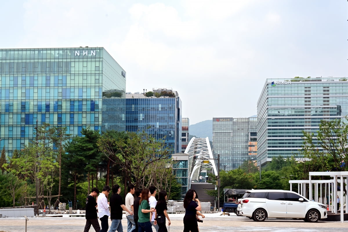 판교 직장인들이 거리를 걷고 있다. 사진=서범세 기자