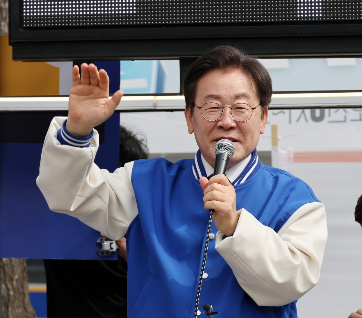 이재명 더불어민주당 대표가 4월 8일 서울 종로구 동묘역 앞에서 곽상언 후보에 대한 지지유세를 하고 있다. 사진=한국경제신문