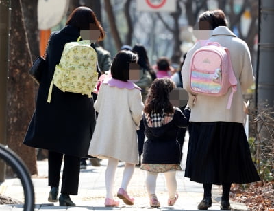 “이모님, 하루 4시간만 부탁드려요”, 팽창하는 가사·돌봄 시장