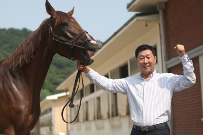 한국 경마의'GOAT'김영관 조교사, 1500승 전설에 오르다