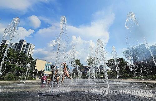 낮 최고 35도 안팎 무더위…곳곳 소나기