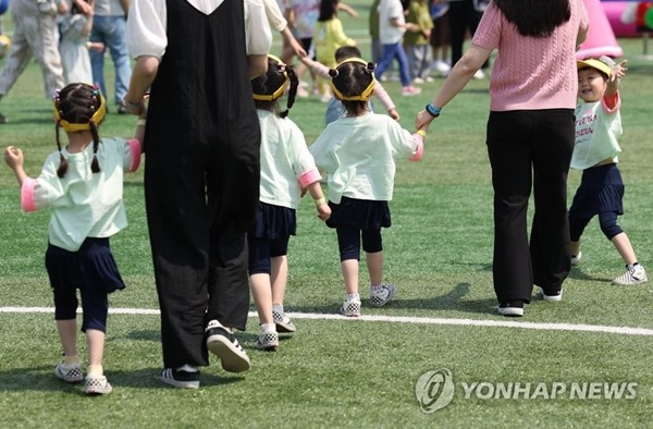 둘 만 있어도 '다자녀'…차 살 때 세금 덜낸다