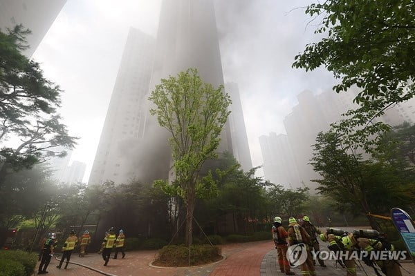 벤츠 전기차 '펑' 하더니 불길…5시간 만에 진화