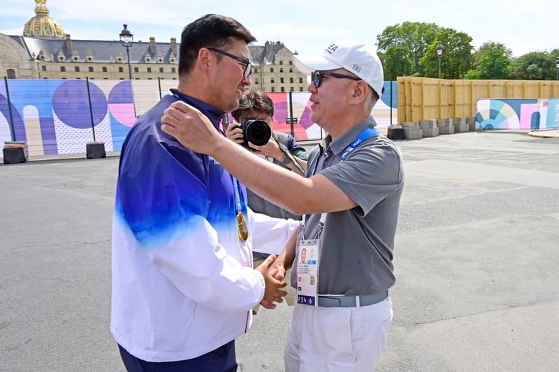 양궁 3관왕에 오른 김우진 선수를 축하하는 정의선 회장 (대한양궁협회 제공)