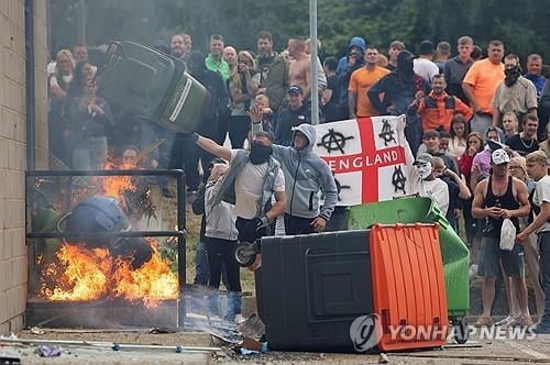 '폭력 사태' 입 연 찰스 3세 "상호 존중·이해로 단결"