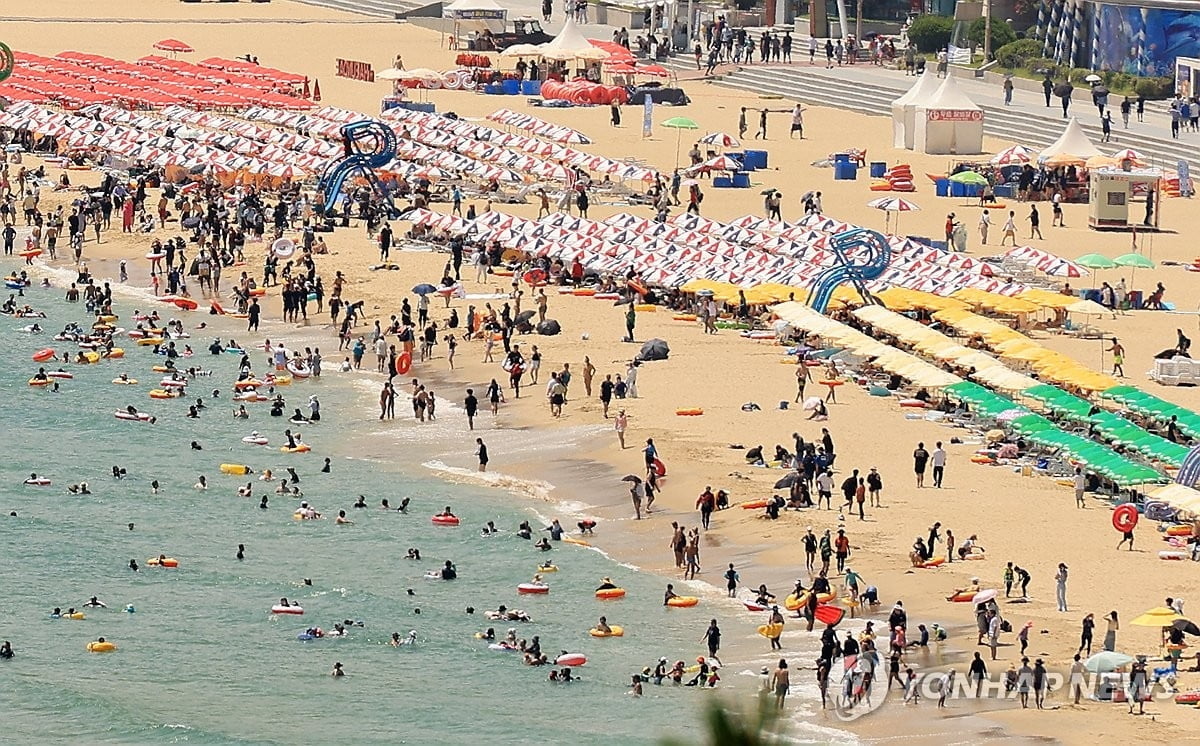 더위 피해 바다로, 동굴로...사고도 '속출'