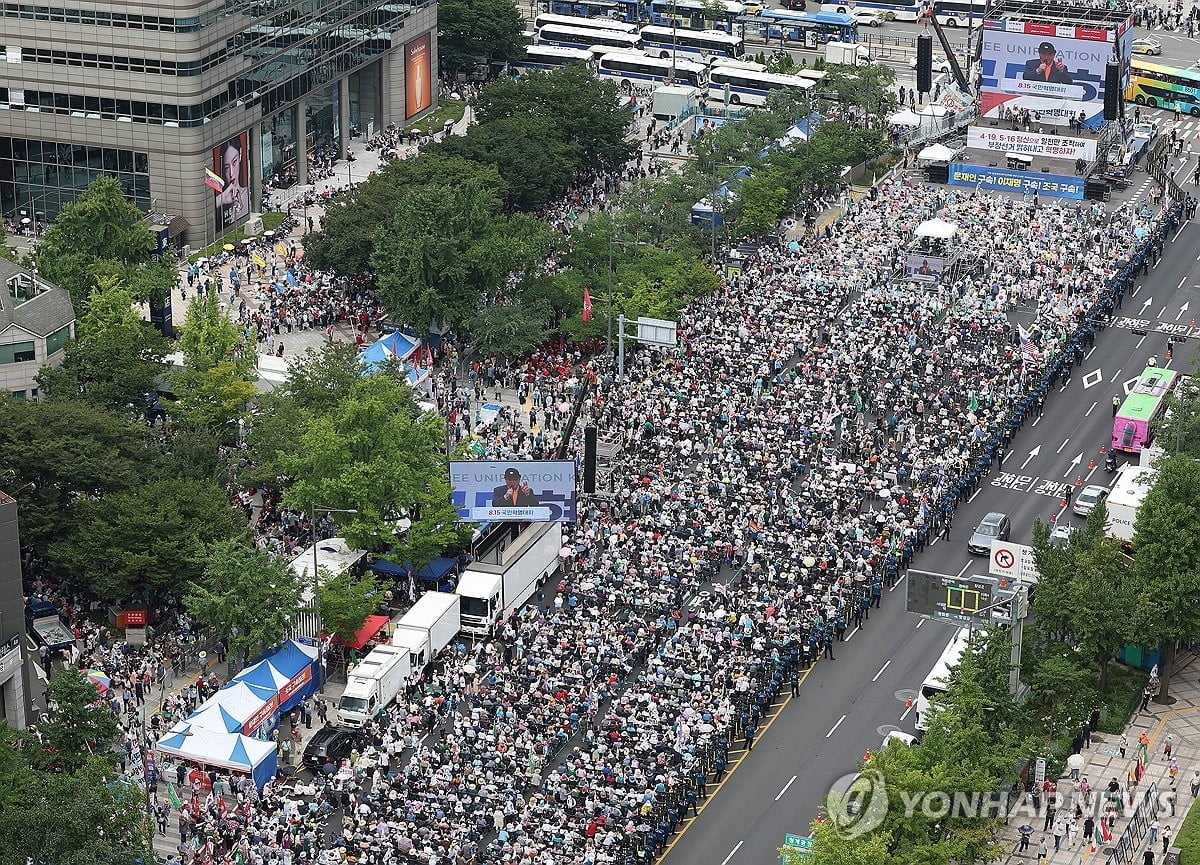 광복절 도심서 보수단체 집회...꽉 막힌 도로