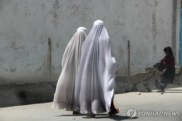 "여성은 목소리·맨얼굴 공개 금지"…어기면 체포