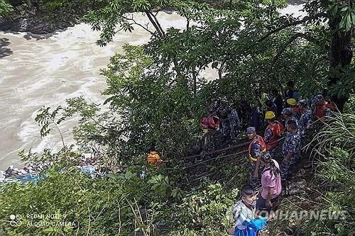 순례객 태운 버스 추락…14명 목숨 잃어