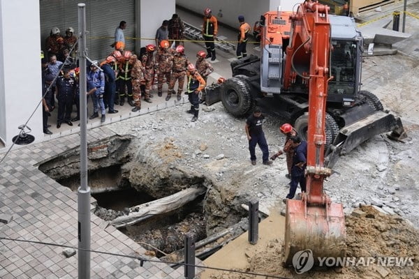 시내 한복판에 깊이 8m 싱크홀…행인 1명 실종