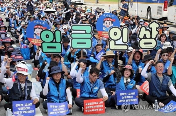 줄사표 막아라…공무원 보수 8년 만에 최대폭 인상